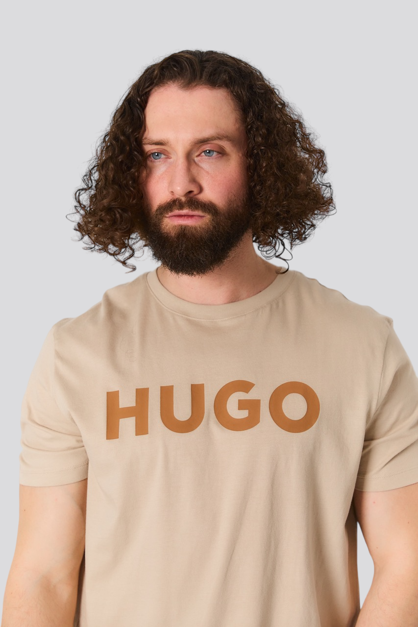 Бежевая футболка HUGO